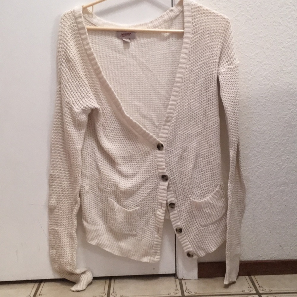 White knit cardigan with brown buttons